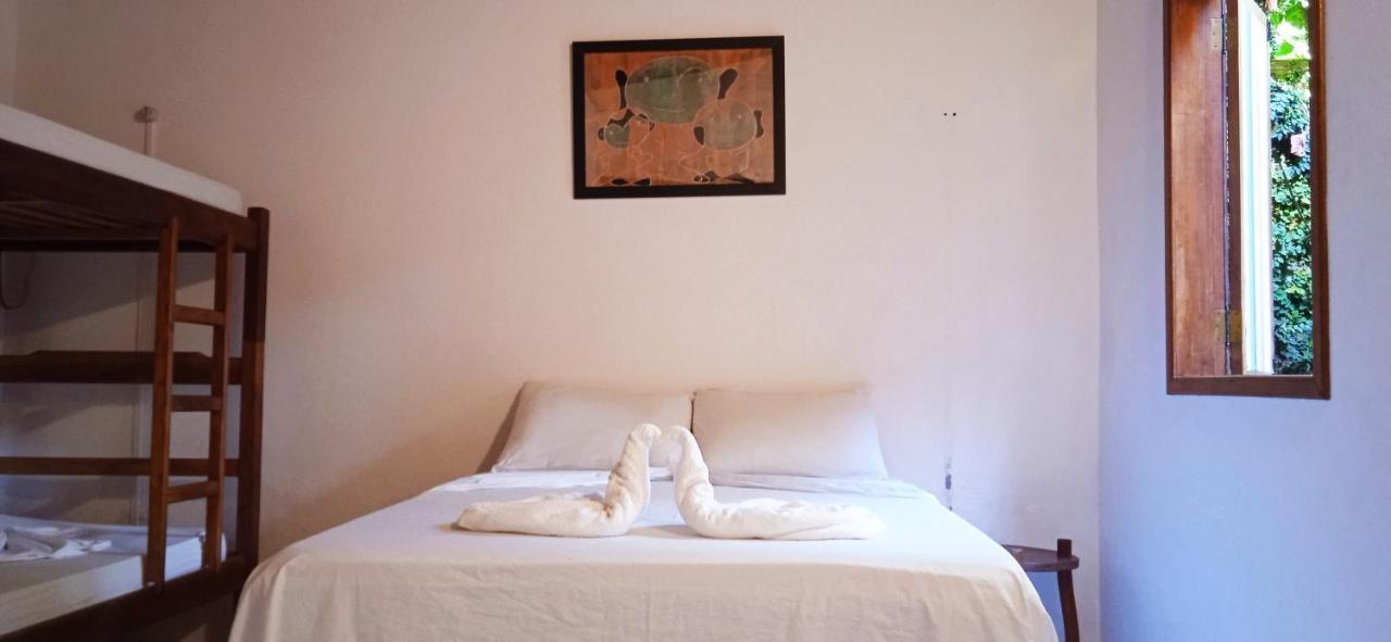 Novos Baianos Hostel E Pousada Porto Seguro Ngoại thất bức ảnh A bed with a towel animal