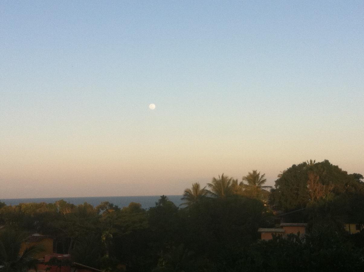Novos Baianos Hostel E Pousada Porto Seguro Ngoại thất bức ảnh Moon over the Mediterranean Sea